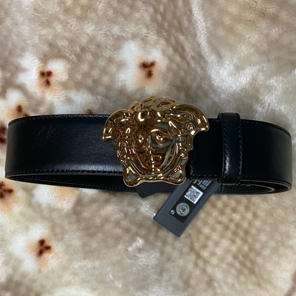 Versace - Picture 2 of 9